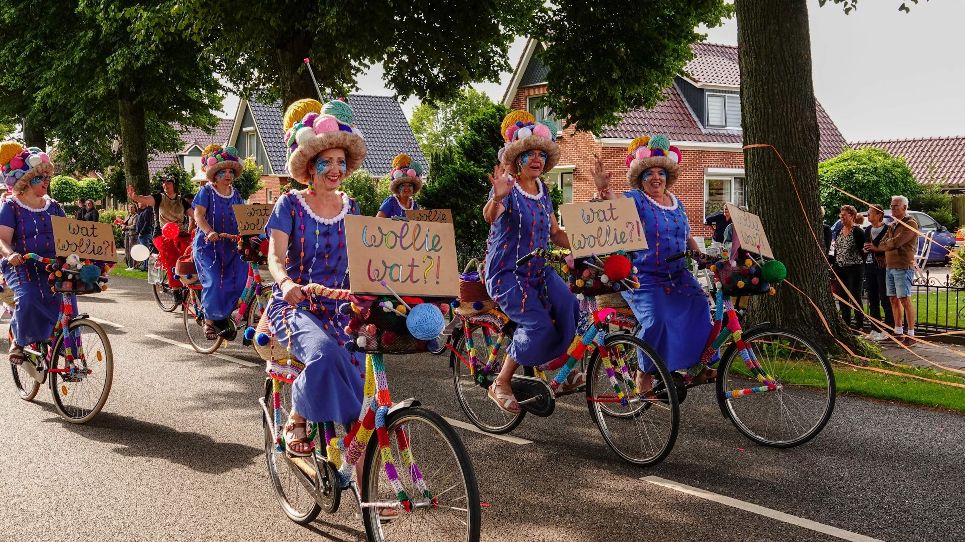 Nieuw-Schoonebeek viert vijf dagen Volksfeest. Hoogtepunt is grote optocht